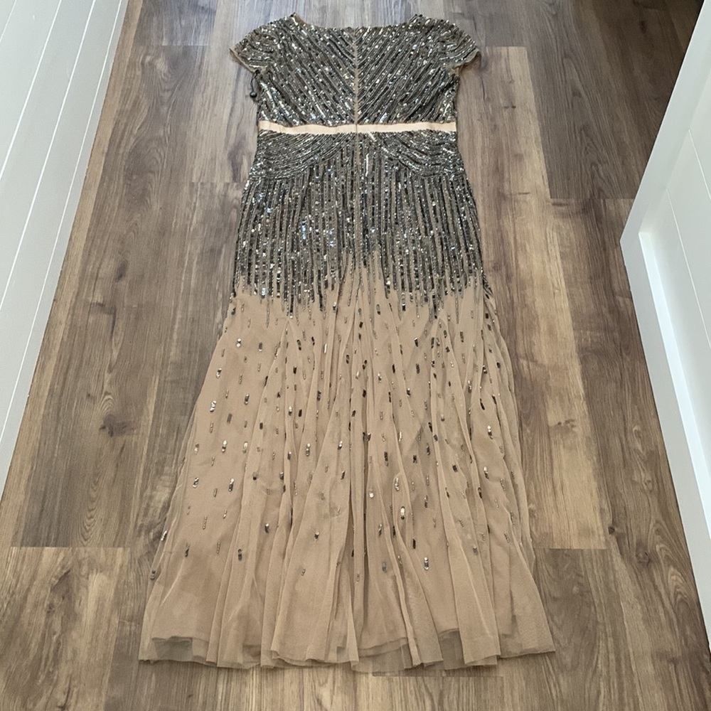 NWT Adrianna Papell Women's Cap Sleeve Linear Beaded Gown. Size 12 - Picture 4 of 13